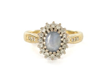 Lot 317 - A LADIES 18CT GOLD SAPPHIRE AND DIAMOND RING