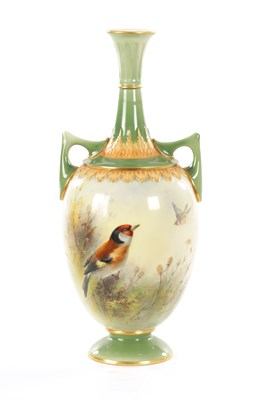 Lot 42 - AN EARLY 20TH CENTURY ROYAL WORCESTER CABINET VASE PAINTED BY E. BARKER
