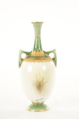 Lot 42 - AN EARLY 20TH CENTURY ROYAL WORCESTER CABINET VASE PAINTED BY E. BARKER