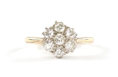 Lot 386 - AN 18CT GOLD SEVEN STONE DIAMOND DAISY RING