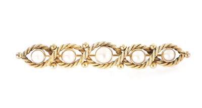 Lot 335 - A 15CT GOLD AND PEARL BAR BROOCH