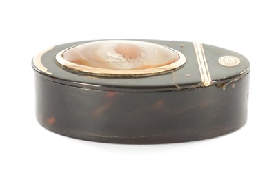 Lot 314 - AN EARLY 19TH CENTURY GOLD MOUNTED AGATE AND TORTOISESHELL SNUFF BOX
