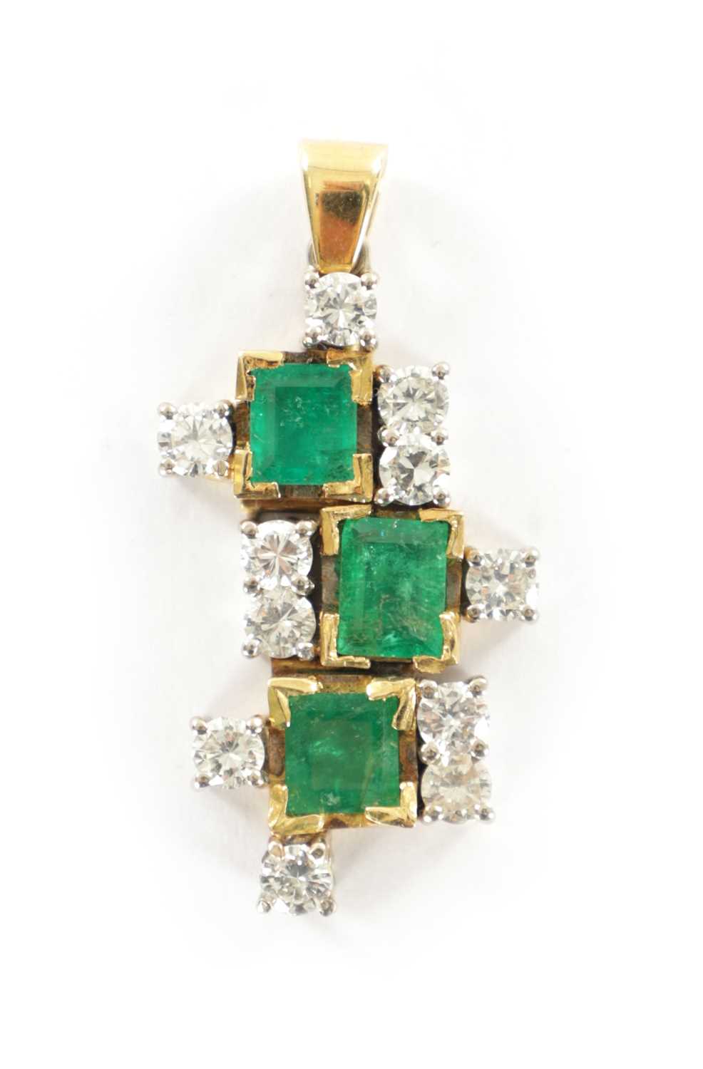 Lot 367 - AN 18CT GOLD DIAMOND AND EMERALD PENDANT.