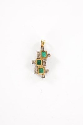 Lot 367 - AN 18CT GOLD DIAMOND AND EMERALD PENDANT.