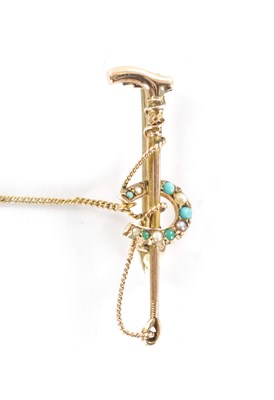 Lot 378 - AN EQUESTRIAN 9CT GOLD TURQUOISE AND PEARL BROOCH