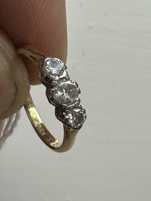 Lot 283 - AN 18CT GOLD THREE STONE DIAMOND RING