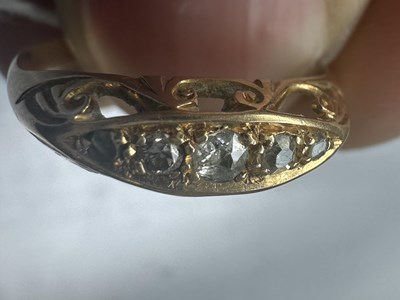 Lot 277 - AN EDWARDIAN 18CT GOLD FIVE STONE DIAMOND RING