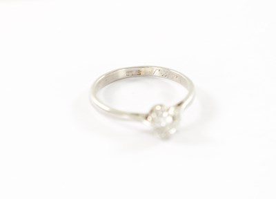 Lot 323 - AN 18CT WHITE GOLD DIAMOND SOLITAIRE RING.