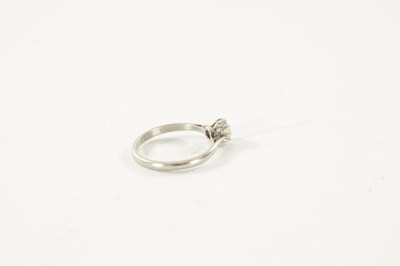 Lot 323 - AN 18CT WHITE GOLD DIAMOND SOLITAIRE RING.