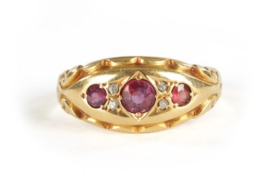 Lot 322 - AN EDWARDIAN 18CT GOLD RUBY AND DIAMOND RING