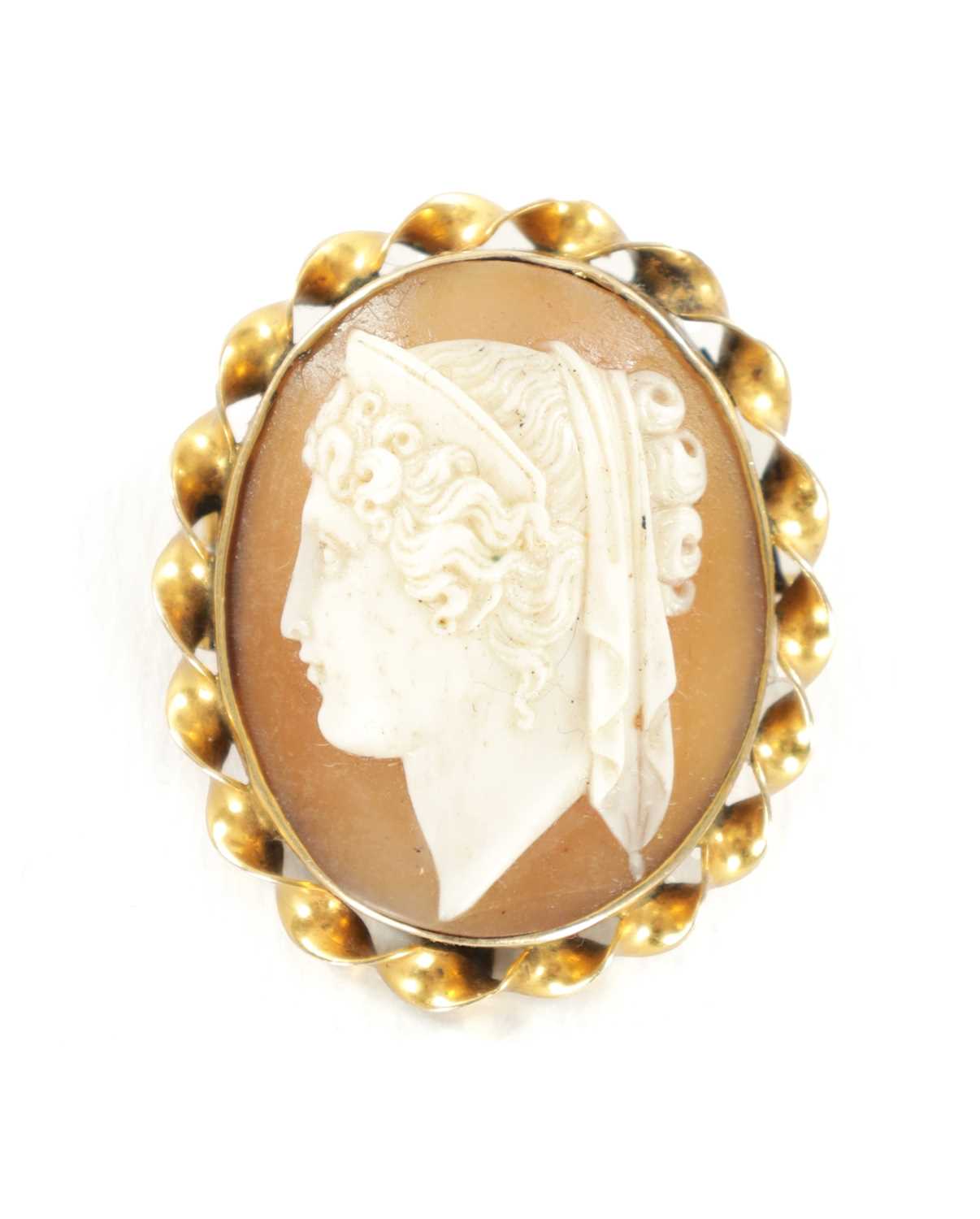 Lot 331 - AN ANTIQUE 9CT GOLD GRECIAN HEAD CAMEO BROOCH
