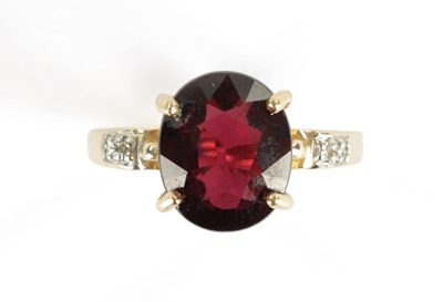 Lot 366 - A 9CT GOLD RUBELLITE AND DIAMOND RING