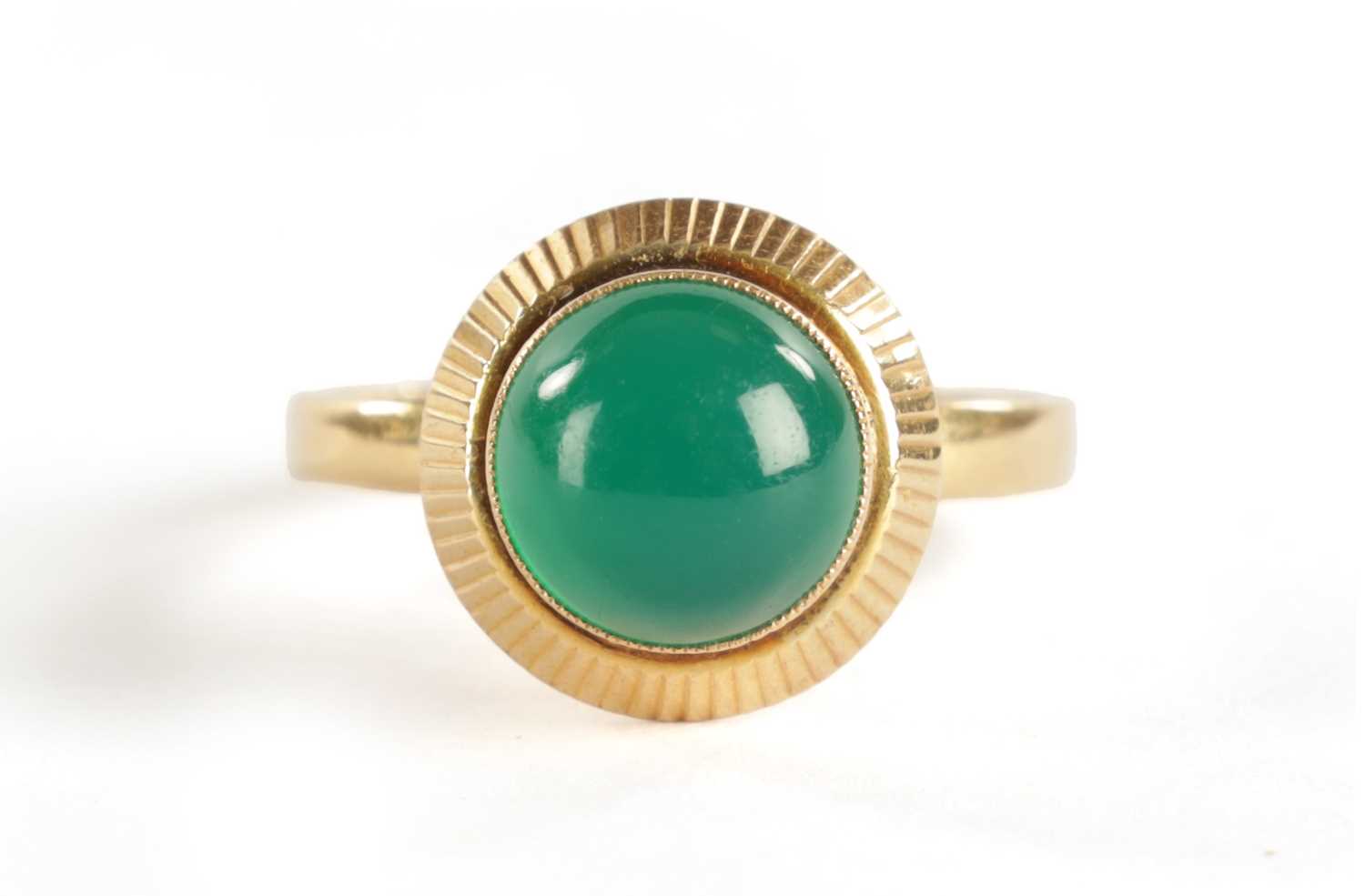 Lot 288 - AN 18CT GOLD CABOCHON EMERALD RING