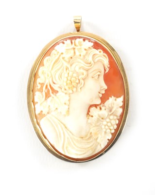 Lot 334 - A LARGE 19TH CENTURY 9CT GOLD CAMEO BROOCH