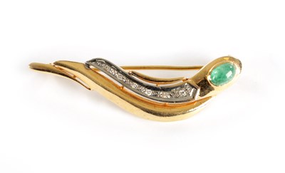 Lot 379 - AN 18CT GOLD EMERALD AND DIAMOND BROOCH