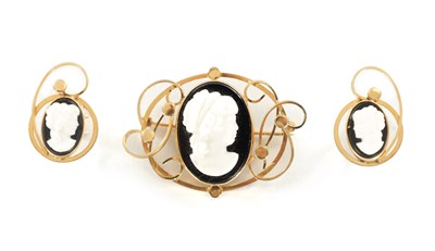 Lot 338 - A VINTAGE 12CT FILLED GOLD CAMEO HARDSTONE SET COMPRISING BROOCH AND EARRINGS