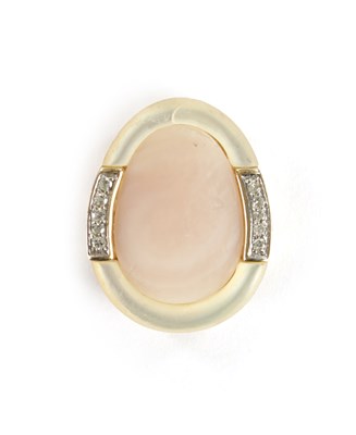Lot 304 - A 9CT GOLD MOUNTED MOTHER OF PEARL AND DIAMOND PENDANT