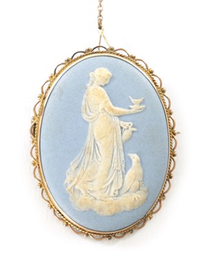 Lot 350 - AN ANTIQUE 9CT GOLD WEDGWOOD CAMEO BROOCH