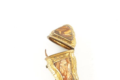 Lot 389 - A 19TH CENTURY GILT BRASS AND AGATE INLAID ETUI CASE