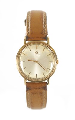 Lot 550 - A 1960'S GENTLEMAN'S 9CT GOLD OMEGA DRESS WATCH