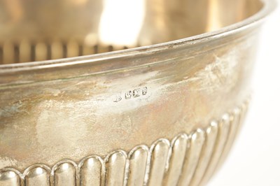 Lot 524 - A VICTORIAN RIBBED CIRCULAR FOOTED SILVER ROSE BOWL