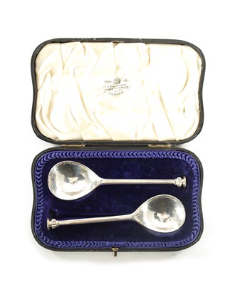 Lot 440 - A CASED PAIR OF EDWARD VII SILVER SEAL TOP SPOONS