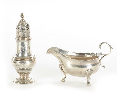 Lot 482 - AN EARLY 20TH CENTURY SMALL SILVER SAUCEBOAT AND SUGAR CASTER