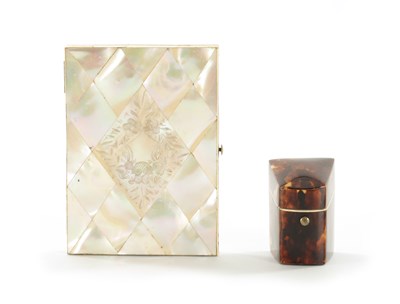 Lot 761 - A GEORGIAN SILVER THIMBLE IN A TORTOISESHELL CASE TOGETHER WITH A MOTHER OF PEARL CARD CASE