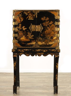 Lot 1496 - AN EARLY 18TH CENTURY GILT AND BLACK LACQUER WORK ORIENTAL STYLE FITTED CABINET ON STAND