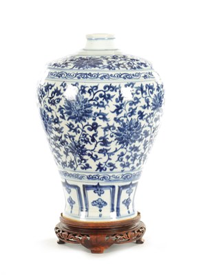 Lot 115 - A 19TH CENTURY CHINESE BLUE AND WHITE CHINESE VASE