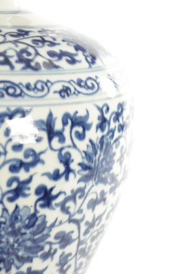 Lot 115 - A 19TH CENTURY CHINESE BLUE AND WHITE CHINESE VASE