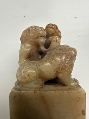 Lot 248 - A CHINESE FINELY CARVED SOAPSTONE SEAL