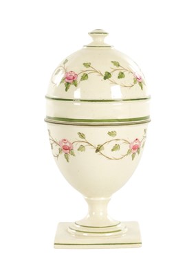 Lot 77 - AN EARLY 19TH CENTURY WEDGWOOD CREAMWARE EGG CUP AND COVER