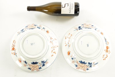 Lot 153 - A FINE PAIR OF 18TH CENTURY JAPANESE IMARI DISHES