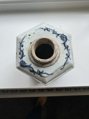 Lot 205 - AN 18TH CENTURY CHINESE BLUE AND WHITE HEXAGONAL TEA CADDY