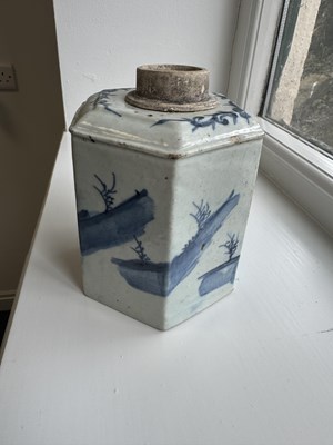 Lot 205 - AN 18TH CENTURY CHINESE BLUE AND WHITE HEXAGONAL TEA CADDY