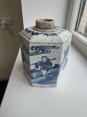 Lot 205 - AN 18TH CENTURY CHINESE BLUE AND WHITE HEXAGONAL TEA CADDY