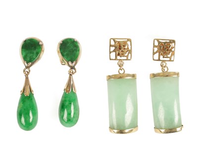 Lot 355 - TWO PAIRS OF GOLD AND JADE DROPLET EARRINGS