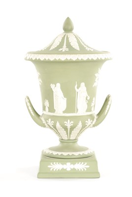 Lot 65 - A WEDGWOOD GREEN JASPER WARE TWO-HANDLED URN SHAPED VASE AND COVER ON PEDESTAL BASE
