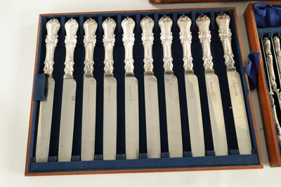 Lot 515 - A 19TH CENTURY CASED SET OF SILVER HANDLED KNIVES