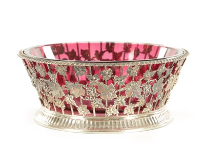 Lot 538 - A GOOD QUALITY EDWARDIAN SILVER AND CRANBERRY GLASS FRUIT BOWL