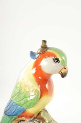 Lot 49 - AN EARLY 20TH CENTURY PORCELAIN AND CAST BRASS TABLE LAMP FORMED AS A PARROT