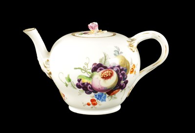 Lot 351 - A LATE 18TH CENTURY MEISSEN TEAPOT