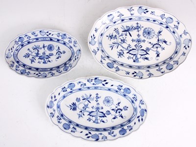 Lot 83 - A GRADUATED SET OF THREE MEISSEN BLUE AND...