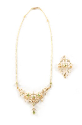 Lot 505 - AN EDWARDIAN 9CT GOLD PERIDOT AND SEED PEARL NECKLACE AND BROOCH SET