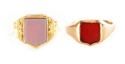 Lot 498 - A GENTLEMAN’S VINTAGE 15CT GOLD SARDONYX SIGNET RING AND A 9CT GOLD CARNELIAN SIGNET RING