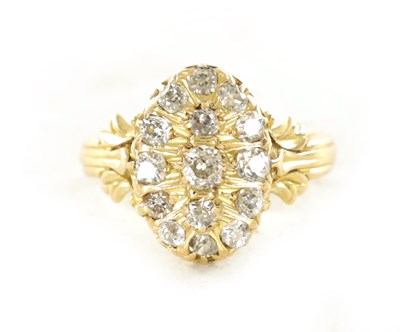 Lot 491 - A LADIES VINTAGE 18CT GOLD AND DIAMOND RING