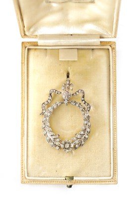 Lot 452 - A LADIES VINTAGE WHITE GOLD DIAMOND PENDANT