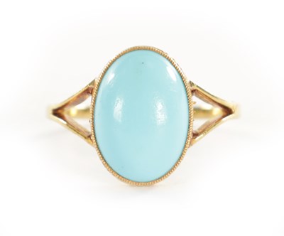 Lot 460 - A LADIES VINTAGE 18CT GOLD CABOCHON TURQUOISE RING