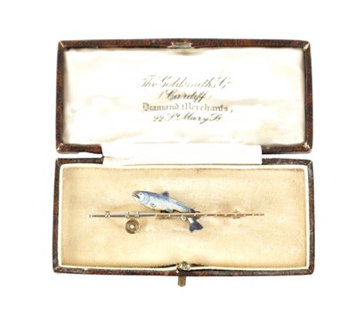 Lot 501 - AN EDWARDIAN 9CT GOLD AND SILVER ENAMEL MOUNTED BAR BROOCH